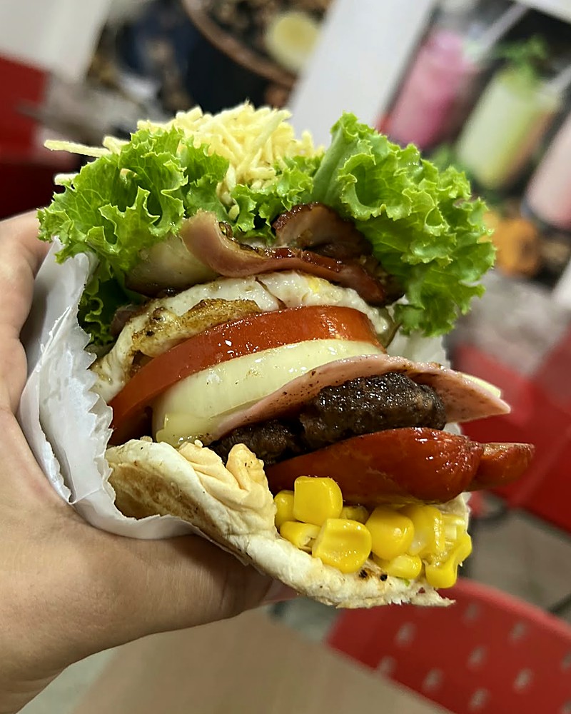 X-Tudo da Duuu Burguer com hambúrguer, bacon, ovo, queijo e salada